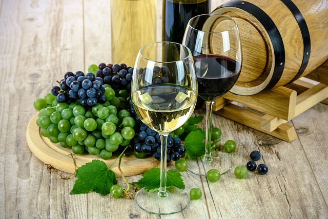 Čaša belog i čaša crnog vina